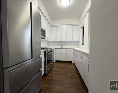 East 57 Street - Photo Thumbnail 5