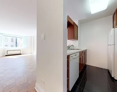 East 71st Street - Photo Thumbnail 4