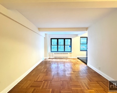 East 56 Street - Photo Thumbnail 2