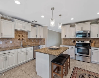 7936 E Moreland Street - Photo Thumbnail 2