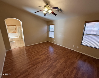 2321 W Straight Arrow Lane - Photo Thumbnail 17