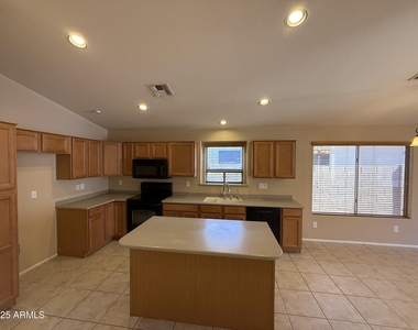 2321 W Straight Arrow Lane - Photo Thumbnail 8