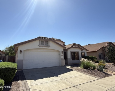 2321 W Straight Arrow Lane - Photo Thumbnail 2