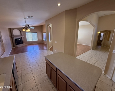 2321 W Straight Arrow Lane - Photo Thumbnail 11