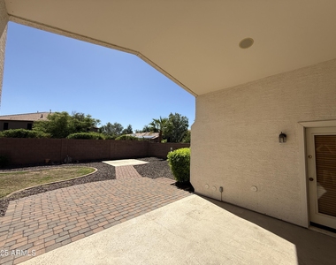 2321 W Straight Arrow Lane - Photo Thumbnail 30