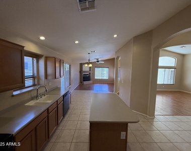 2321 W Straight Arrow Lane - Photo Thumbnail 10