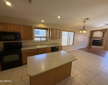 2321 W Straight Arrow Lane - Photo Thumbnail 9