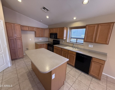 2321 W Straight Arrow Lane - Photo Thumbnail 12
