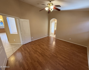 2321 W Straight Arrow Lane - Photo Thumbnail 18