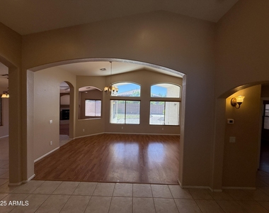 2321 W Straight Arrow Lane - Photo Thumbnail 3