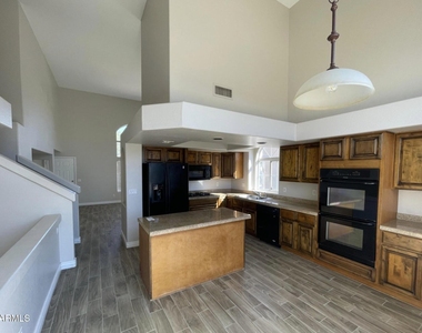 10925 W Kaler Drive - Photo Thumbnail 5