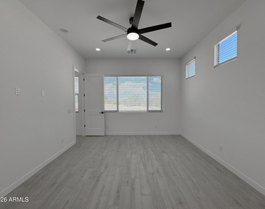 24045 N 197th Drive - Photo Thumbnail 11
