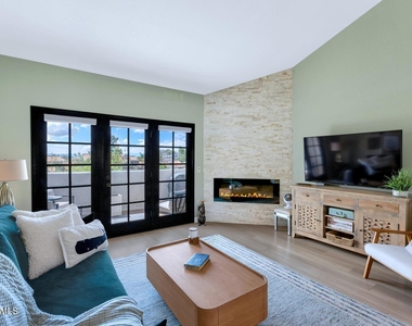 2939 E Rose Lane - Photo Thumbnail 5