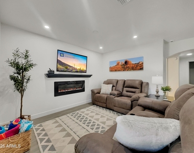 14576 N 90th Drive - Photo Thumbnail 11