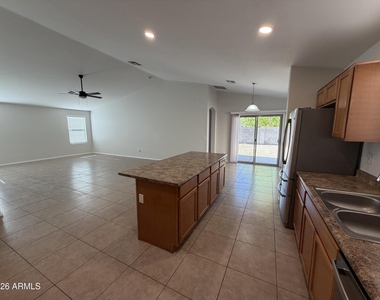 13925 W Mauna Loa Lane - Photo Thumbnail 4