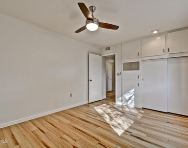 10933 W Tropicana Circle - Photo Thumbnail 17