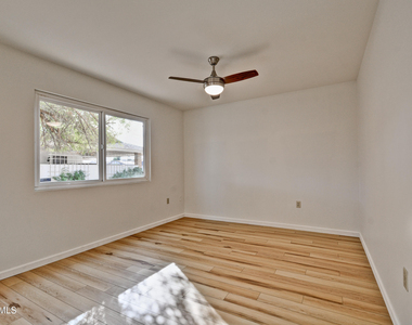 10933 W Tropicana Circle - Photo Thumbnail 16