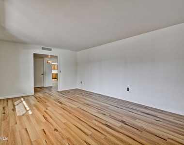 10933 W Tropicana Circle - Photo Thumbnail 14