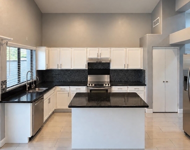 7389 W Tonopah Drive - Photo Thumbnail 5