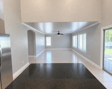 7389 W Tonopah Drive - Photo Thumbnail 6