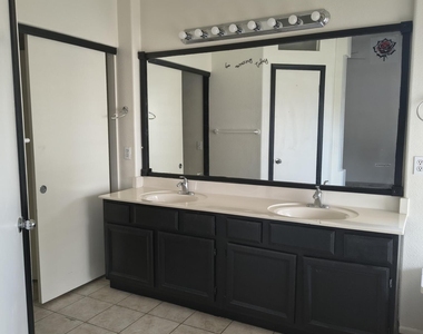 1161 W Elgin Street - Photo Thumbnail 16