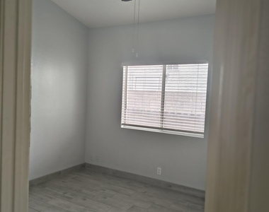 1161 W Elgin Street - Photo Thumbnail 8
