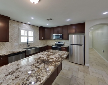 7115 N 72nd Drive - Photo Thumbnail 3