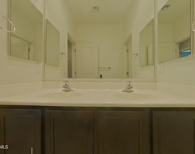 2422 S 236th Drive - Photo Thumbnail 8