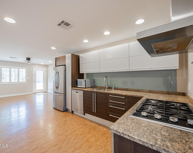 1850 E Maryland Avenue - Photo Thumbnail 8
