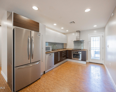 1850 E Maryland Avenue - Photo Thumbnail 7