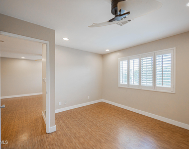 1850 E Maryland Avenue - Photo Thumbnail 12