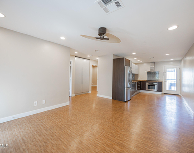 1850 E Maryland Avenue - Photo Thumbnail 4