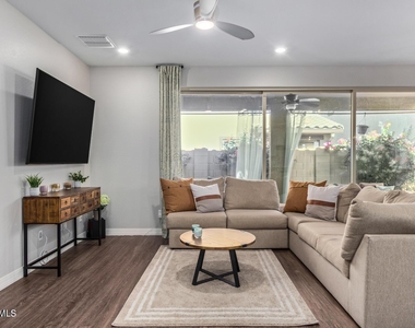 16611 W Sierra Street - Photo Thumbnail 2