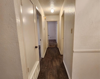 617 Race Street - Photo Thumbnail 10