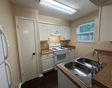 10450 E Northwest Highway - Photo Thumbnail 4
