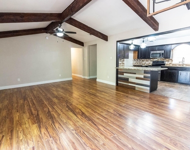 115 E Allen Street - Photo Thumbnail 3