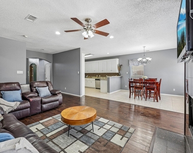 1910 Bentwood Court - Photo Thumbnail 8