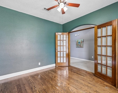 1910 Bentwood Court - Photo Thumbnail 15