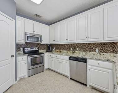 1910 Bentwood Court - Photo Thumbnail 13