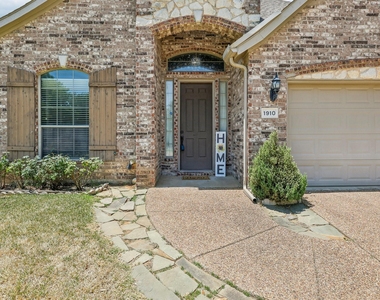 1910 Bentwood Court - Photo Thumbnail 3