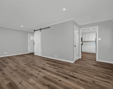204 N Holly Avenue - Photo Thumbnail 5