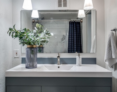 4525 Gilbert - Photo Thumbnail 17