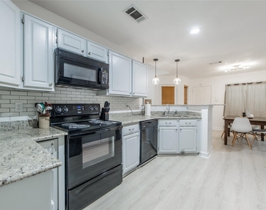 2901 Hampshire Drive - Photo Thumbnail 17