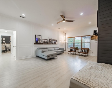 2901 Hampshire Drive - Photo Thumbnail 5