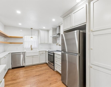 2305 Barclay Drive - Photo Thumbnail 12