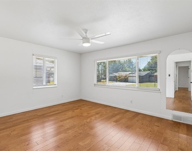 2305 Barclay Drive - Photo Thumbnail 16