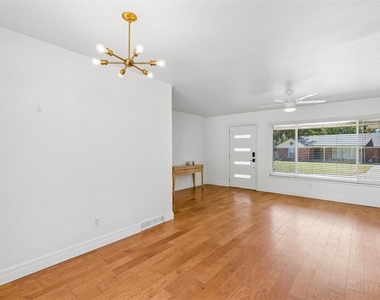 2305 Barclay Drive - Photo Thumbnail 8