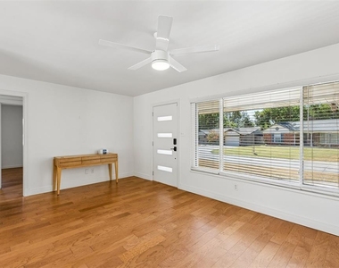 2305 Barclay Drive - Photo Thumbnail 4