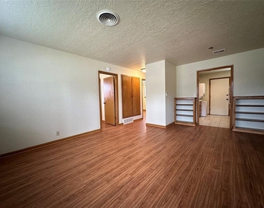 2011 Delaware Lane - Photo Thumbnail 2