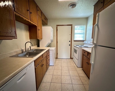 2011 Delaware Lane - Photo Thumbnail 4